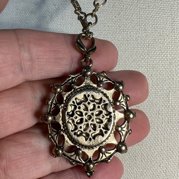 Unusual amulet style pendant with intricate goldtone chain - Picture 3 of 6